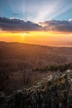 Landschap shot op een berg in de vallei bij zonsondergang Dramatische wolken van Fotos by Jan Wehnert
