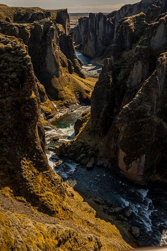 Fluss zwischen den Felsen bei Sonnenuntergang
