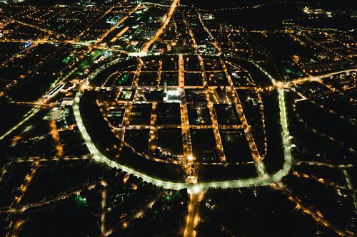 Stadscentrum Neubrandenburg bij nacht Luchtfoto 2023