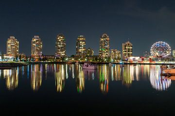 Nachtfoto van de skyline van Vancouver van Hans-Heinrich Runge