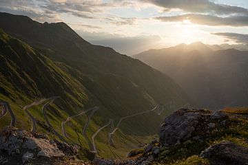 Zonsopkomst met uizicht op de Stelviopass in noord Italië van Bastiaan Veenstra