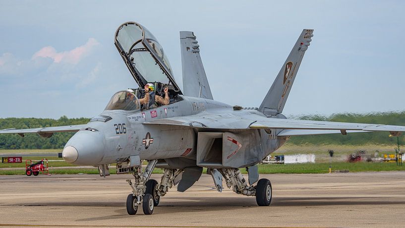 Enthusiastische Besatzung des F-18 Rhino Demo Teams. von Jaap van den Berg
