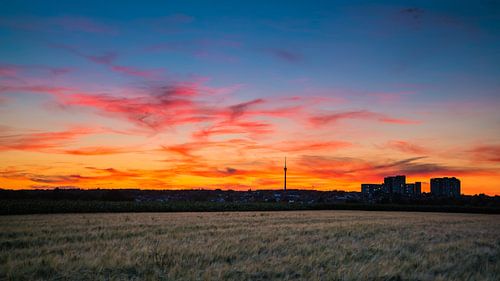 Duitsland, Stuttgart, Dramatische rode gloeiende zonsondergang hemel boven veld