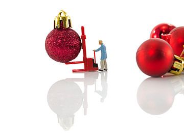 van de serie little world brengt de man de kerstbalen voor de kerstboom van ChrisWillemsen