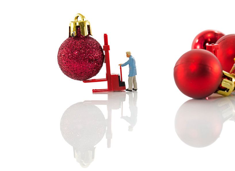 van de serie little world brengt de man de kerstbalen voor de kerstboom van ChrisWillemsen