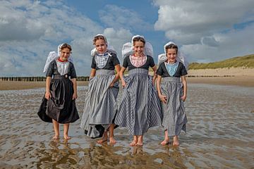 Mädchen am Strand von Lisette van Peenen
