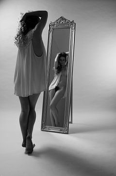 Mädchen mit Spiegel