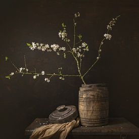 Stilleben mit Blumen. Blüte. Neue Meister. Warmes Panorama. von Alie Ekkelenkamp