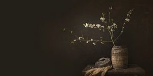 Stilleben mit Blumen. Blüte. Neue Meister. Warmes Panorama.