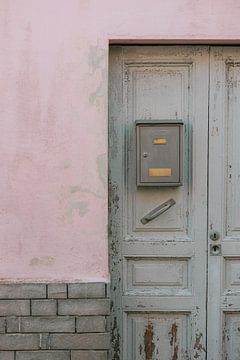 Pastel groene deur, roze muur | Fotoprint Italië | Europa reisfotografie van HelloHappylife