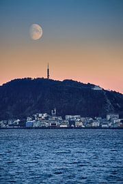 Mond über Ålesund, Norwegen von qtx
