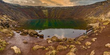 Eenzaam bankje bij Kerid Kratermeer van Joran Quinten