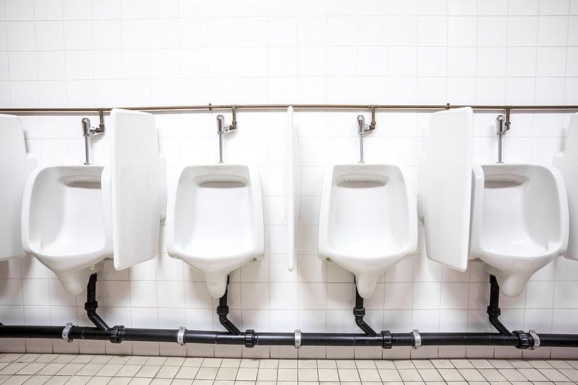 Urinoirs dans les toilettes pour hommes par Marcel Derweduwen