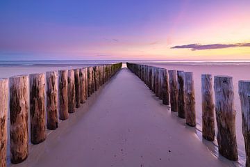 Zum Meer und darüber hinaus - Stabd westkapelle in Zeeland während eines Sonnenuntergangs von Bas Meelker