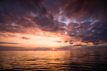 Kleurrijke zonsondergang op zee van Jan Georg Meijer