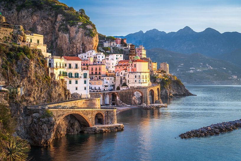 Vue matinale d'Atrani sur la côte amalfitaine, Italie par Michael Abid