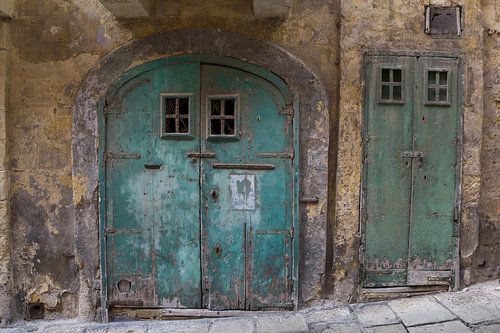 Oude deuren in blauw groen turquoise