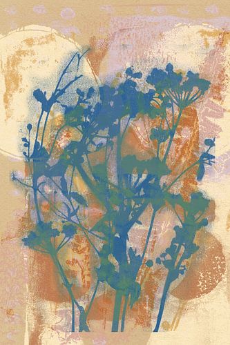 Blauwe bloemen op licht terracotta. Moderne botanische kunst.