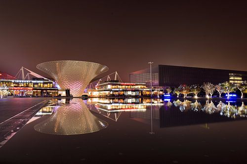 architecture futuriste reflète dans un étang d'eau à Shanghai