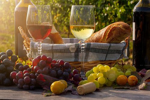 Reife Weintrauben mit Weingläsern dekoriert auf einem Holztisch