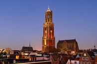 Stadsgezicht van Utrecht met roodwitte Domtoren, foto 4 van Donker Utrecht thumbnail