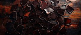 Dunkle Schokoladenstückchen auf Holz von Poster Art Shop