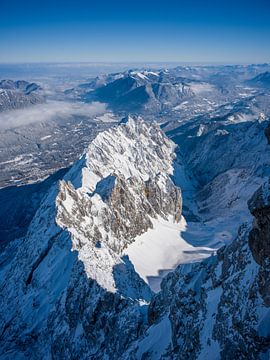 Blick von der Zugspitze über das Höllental nach Garmisch-Partenkirchen