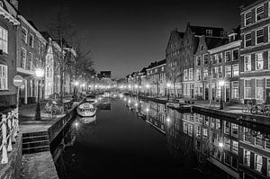 Rustige avond aan een Leidse gracht (zwart-wit)