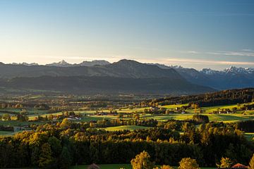 Uitzicht vanaf Mariaberg op de Grünten en de Allgäuer Alpen in de herfst van Leo Schindzielorz
