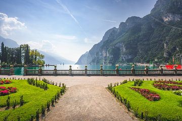 Jardins sur le lac de Garde. Riva del Garda, Italie sur Stefano Orazzini