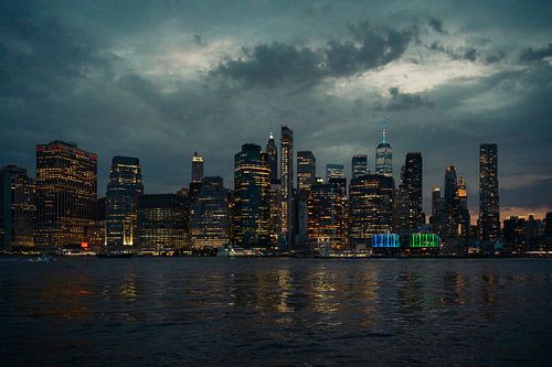 Stadsverlichting: Manhattan bij nacht aan de East River