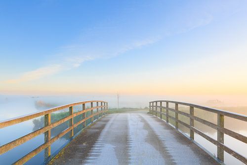 Brücke an einem nebligen Morgen von Erik Vergunst