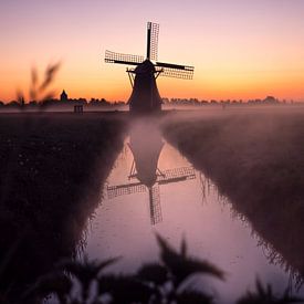 Molen in de mist in de vroege ochtend van Ewold Kooistra