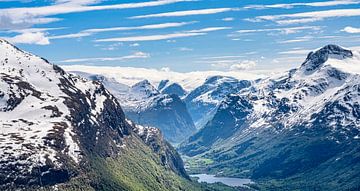 Bergtoppen rondom Nordfjord, Noorwegen van Rietje Bulthuis