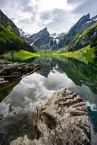 Uitzicht vanaf de Seealpsee op de ruige Appenzeller Alpen