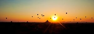 Luchtballonnen zonsopgang Bagan, Myanmar van Wijnand Plekker