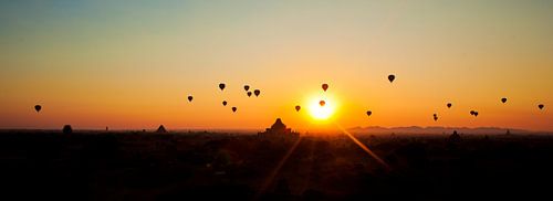 Luchtballonnen zonsopgang Bagan, Myanmar