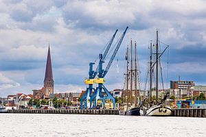 Blick über den Fluss Warnow auf die Hansestadt Rostock