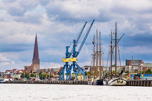 Uitzicht over de rivier de Warnow naar de Hanzestad Rostock