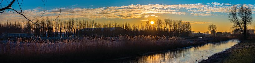 Panorama des gefrorenen Flusses am Morgen von Fred Leeflang