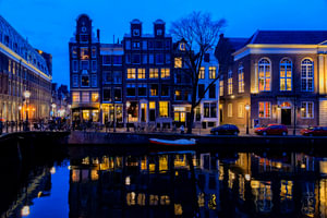 Kloveniersburgwal bij avond.