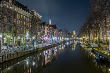 gracht in Amsterdam Oudezijds Voorburgwal van Cees Kraijenoord