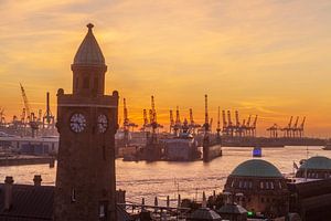 St.-Pauli-Landungsbrücken bei Abenddämmerung