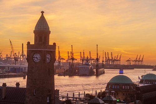 St.-Pauli-Landungsbrücken bei Abenddämmerung