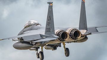 Landende U.S. Air Force F-15E Strike Eagle. van Jaap van den Berg