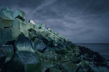 Betonblokken beschermen de haven aan de kust (Aflopende zijde) van Rick Van der Poorten