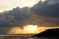Un couple regardant le coucher de soleil