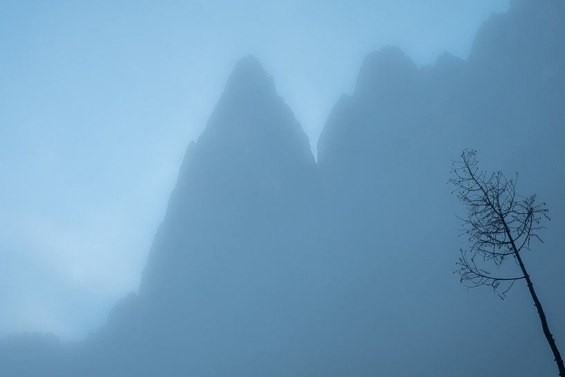 Berggipfel im Nebel von John Faber