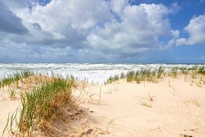 Strand, Wellen und Wolken an der Nordsee