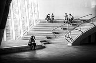 Schwarz-Weiß-Fotografie des Inneren der Halle des Arnheimer Hauptbahnhofs von Bart Ros Miniaturansicht